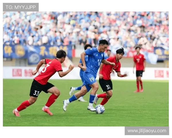 全球足球巨星崛起之路探索：从草根到世界舞台的奋斗与荣耀