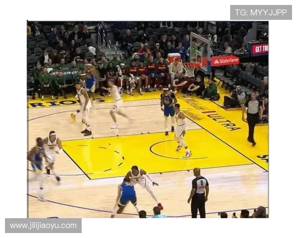 勇士队在季前赛中绝杀掘金队展现强大实力与团队默契